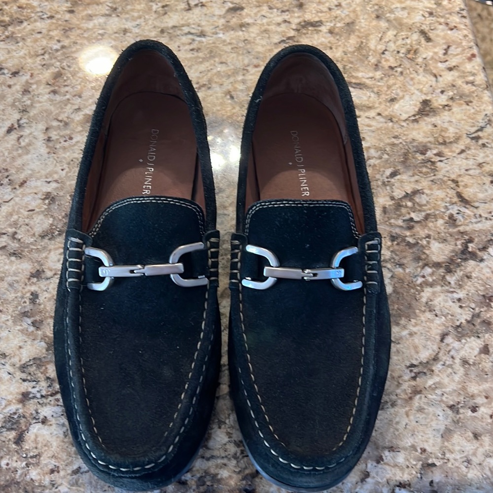 Donald J Pliner Suede shoe